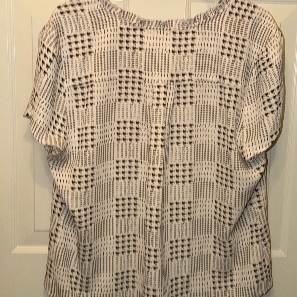 41 Hawthorn White Short-Sleeve V-Neck Top with Black Print - Picture 3 of 4
